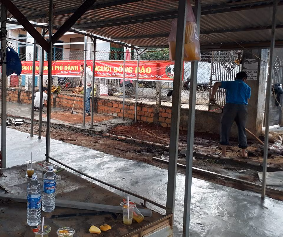 Khu vực bán hàng miễn phí dành cho người đồng bào Gia Rai được xây dựng trong chợ nhỏ trên đường Nguyễn Thái Học, thị trấn Chư Sê, huyện Chư Sê, tỉnh Gia Lai. (Ảnh do tác giả cung cấp) Khu vực bán hàng miễn phí dành cho người đồng bào Gia Rai được xây dựng trong chợ nhỏ trên đường Nguyễn Thái Học, thị trấn Chư Sê, huyện Chư Sê, tỉnh Gia Lai. (Ảnh do tác giả cung cấp)