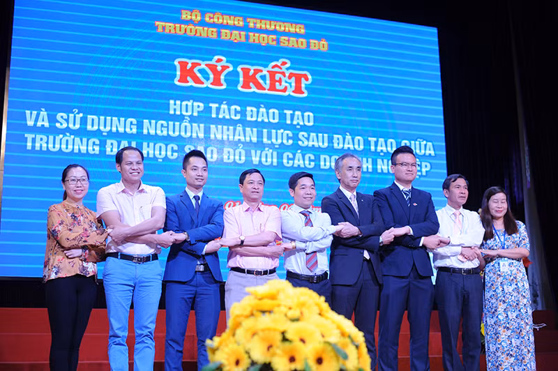 Lễ ký kết thoả thuận hợp tác giữa Trường Đại học Sao Đỏ với các doanh nghiệp.