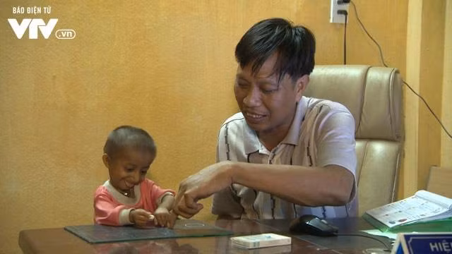 Thầy Đinh Văn Cương và em K'Rể. (Ảnh: VTV.vn)