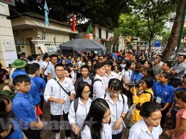 Ngay sau môn Toán, nhiều sĩ tử đã mất hoàn toàn nhuệ khí ảnh 2