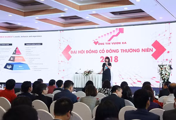 Giám đốc Khối Tiếp thị Nguyễn Thị Vân Anh tại Đại hội cổ đông. Giám đốc Khối Tiếp thị Nguyễn Thị Vân Anh tại Đại hội cổ đông.