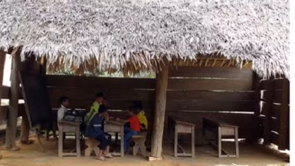 Một lớp học tại khu Lót, xã Tam Văn, huyện Lang Chánh, Thanh Hóa (Ảnh Tạp chí giao thông vận tải)