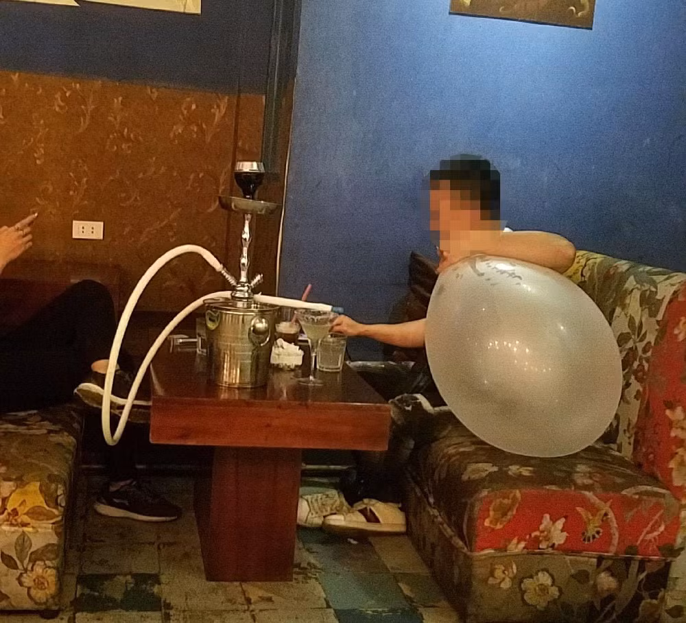 Những người sử dụng bóng cười dường như có xu hướng đang ngày càng “trẻ hóa”. (Ảnh: Thanh Huyền - Minh Nguyệt) Những người sử dụng bóng cười dường như có xu hướng đang ngày càng “trẻ hóa”. (Ảnh: Thanh Huyền - Minh Nguyệt)