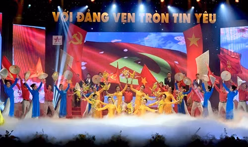 Màn hát múa “Việt Nam ơi, mùa xuân đến rồi” trong chương trình nghệ thuật. Ảnh: MINH TRƯỜNG/Quân đội nhân dân.vn Màn hát múa “Việt Nam ơi, mùa xuân đến rồi” trong chương trình nghệ thuật. Ảnh: MINH TRƯỜNG/Quân đội nhân dân.vn