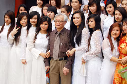 Thầy Tùng Lâm cùng học trò ở ngôi trường không có học trò “cá biệt”. Ảnh: trường Đinh Tiên Hoàng. Thầy Tùng Lâm cùng học trò ở ngôi trường không có học trò “cá biệt”. Ảnh: trường Đinh Tiên Hoàng.