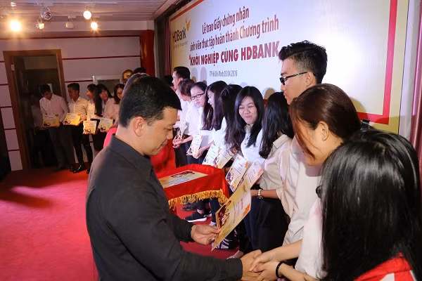 Ông Trần Huỳnh Thi Khoa- Phó Giám đốc Khối Quản trị Nguồn Nhân lực HDBank trao Giấy chứng nhận hoàn thành Chương trình “Khởi nghiệp cùng HDBank” cho các em sinh viên