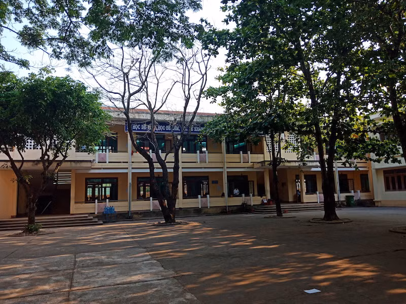 Khung cảnh kỳ thi chọn học sinh giỏi lớp 11 tại Trường Trung học phổ thông Huỳnh Thúc Kháng.