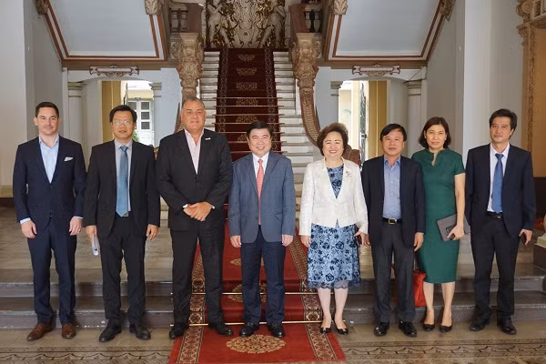 Ông Nguyễn Thành Phong (giữa) chụp ảnh lưu niệm cùng ông Paul Hutton (trái) và bà Nguyễn Thị Nga (phải). Ông Nguyễn Thành Phong (giữa) chụp ảnh lưu niệm cùng ông Paul Hutton (trái) và bà Nguyễn Thị Nga (phải).