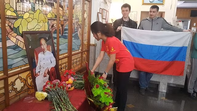 Ngày 18/5, Tổng Lãnh sự quán Việt Nam tại Vladivostok phối hợp Hội hữu nghị Nga - Việt, Hội người Việt Nam vùng Primorye tổ chức mừng sinh nhật Bác Hồ. Ảnh: Báo Nhân Dân Ngày 18/5, Tổng Lãnh sự quán Việt Nam tại Vladivostok phối hợp Hội hữu nghị Nga - Việt, Hội người Việt Nam vùng Primorye tổ chức mừng sinh nhật Bác Hồ. Ảnh: Báo Nhân Dân