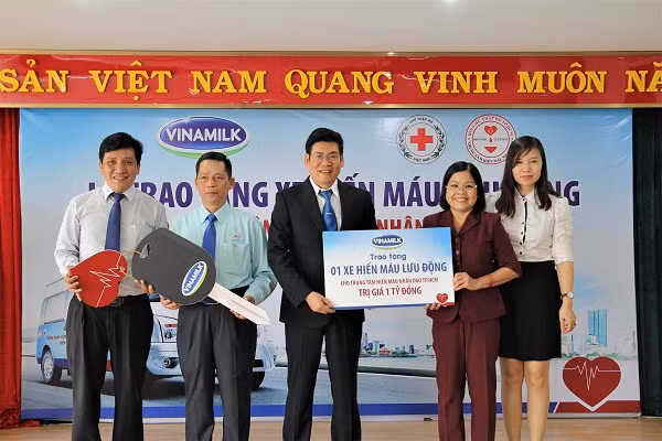 Ông Nguyễn Hồng Sinh - Giám đốc Kinh doanh toàn quốc Công ty Vinamilk trao tặng bảng tượng trưng món quà trị giá 1 tỷ đồng cho Bà Trần Thị Như Tố - Giám đốc Trung tâm hiến máu nhân đạo Thành phố Hồ Chí Minh Ông Nguyễn Hồng Sinh - Giám đốc Kinh doanh toàn quốc Công ty Vinamilk trao tặng bảng tượng trưng món quà trị giá 1 tỷ đồng cho Bà Trần Thị Như Tố - Giám đốc Trung tâm hiến máu nhân đạo Thành phố Hồ Chí Minh