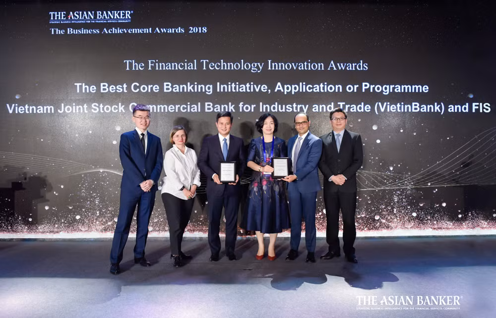 Hai đại diện của VietinBank là ông Trần Công Quỳnh Lân và bà Trần Thị Minh Đức (đứng giữa) nhận Giải Thưởng “Chương trình đổi mới Core Banking tốt nhất” từ The Asian Banker Hai đại diện của VietinBank là ông Trần Công Quỳnh Lân và bà Trần Thị Minh Đức (đứng giữa) nhận Giải Thưởng “Chương trình đổi mới Core Banking tốt nhất” từ The Asian Banker