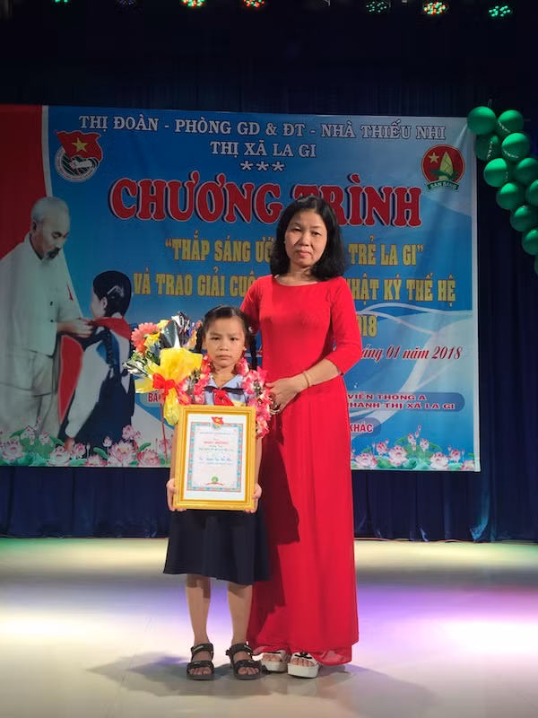 Bé Bảo Hân và cô Kim Dung chủ nhiệm lớp 3C. (Ảnh do tác giả cung cấp) Bé Bảo Hân và cô Kim Dung chủ nhiệm lớp 3C. (Ảnh do tác giả cung cấp)