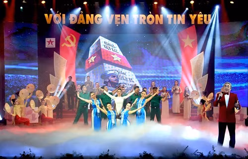 Hát múa “Tổ quốc gọi tên mình” do Nghệ sĩ nhân dân Quang Thọ và tốp múa Nhà hát Ca múa nhạc Quân đội trình bày. Ảnh: MINH TRƯỜNG/qdnd.vn Hát múa “Tổ quốc gọi tên mình” do Nghệ sĩ nhân dân Quang Thọ và tốp múa Nhà hát Ca múa nhạc Quân đội trình bày. Ảnh: MINH TRƯỜNG/qdnd.vn