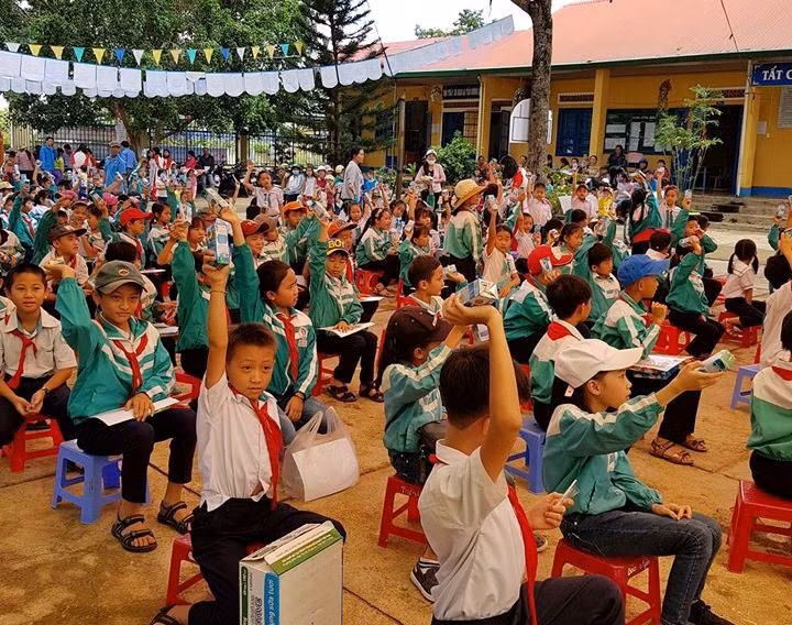 Các em vui vẻ nhận quà Sữa từ Cô Gái Hà Lan Các em vui vẻ nhận quà Sữa từ Cô Gái Hà Lan