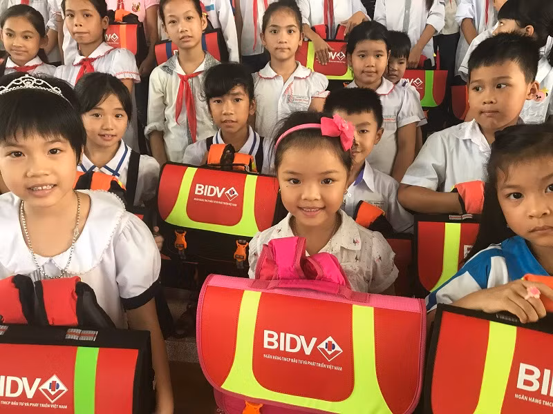 Niềm vui của các em học sinh Trường Tiểu học Tân Kỳ (Tứ Kỳ - Hải Dương) khi nhận những chiếc cặp phao cứu sinh của BIDV nhân dịp khai giảng năm học mới
