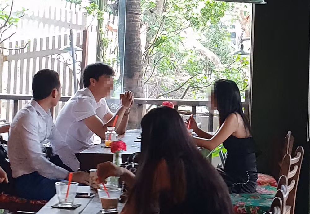 Chân dung T (người chống tay) trong buổi trao đổi với phóng viên. Chân dung T (người chống tay) trong buổi trao đổi với phóng viên.