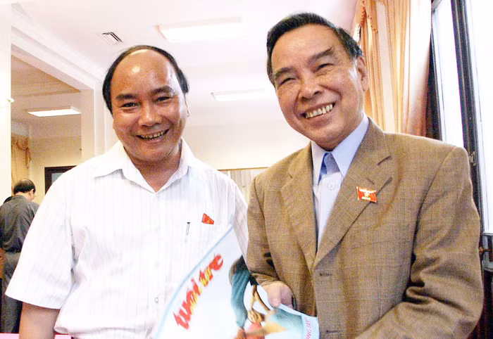 Nguyên Thủ tướng Phan Văn Khải (phải) và Thủ tướng Nguyễn Xuân Phúc (khi đó là đại biểu Quốc hội tỉnh Quảng Nam) tại kỳ họp Quốc hội năm 2004 - Ảnh: Nguyễn Công Thành/ Chinhphu.vn Nguyên Thủ tướng Phan Văn Khải (phải) và Thủ tướng Nguyễn Xuân Phúc (khi đó là đại biểu Quốc hội tỉnh Quảng Nam) tại kỳ họp Quốc hội năm 2004 - Ảnh: Nguyễn Công Thành/ Chinhphu.vn
