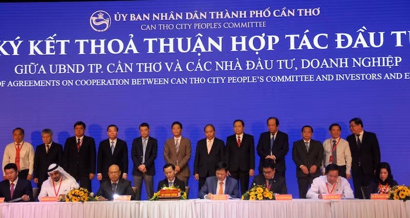 Các đại biểu ký kết hợp tác đầu tư với Uỷ ban nhân dân thành phố Cần Thơ