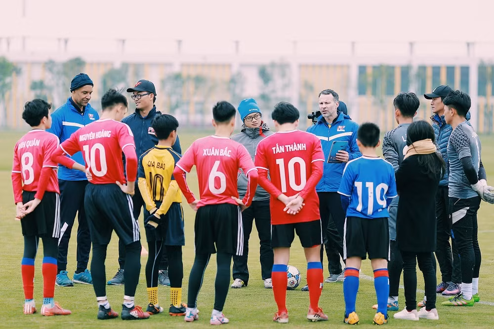 Giám đốc bóng đá PVF Ryan Giggs trong buổi tập với các học viên xuất sắc của PVF. Giám đốc bóng đá PVF Ryan Giggs trong buổi tập với các học viên xuất sắc của PVF.