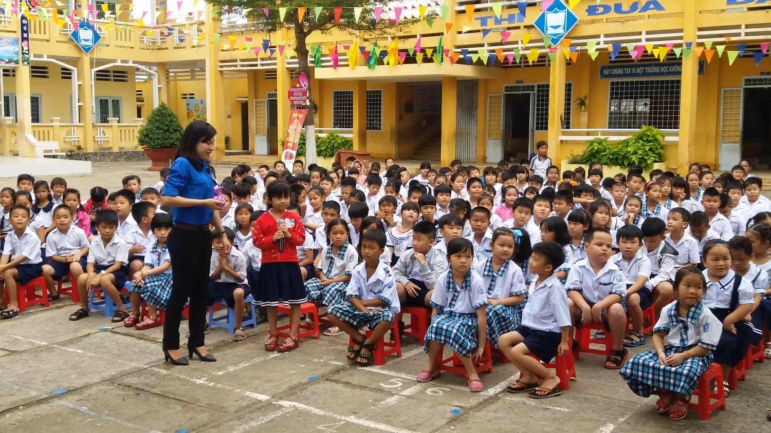Một buổi tuyên truyền dưới cờ.