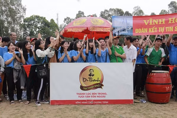 Hàng ngàn người dân Thị xã Tân Châu chào đón chương trình Nhịp cầu ước mơ