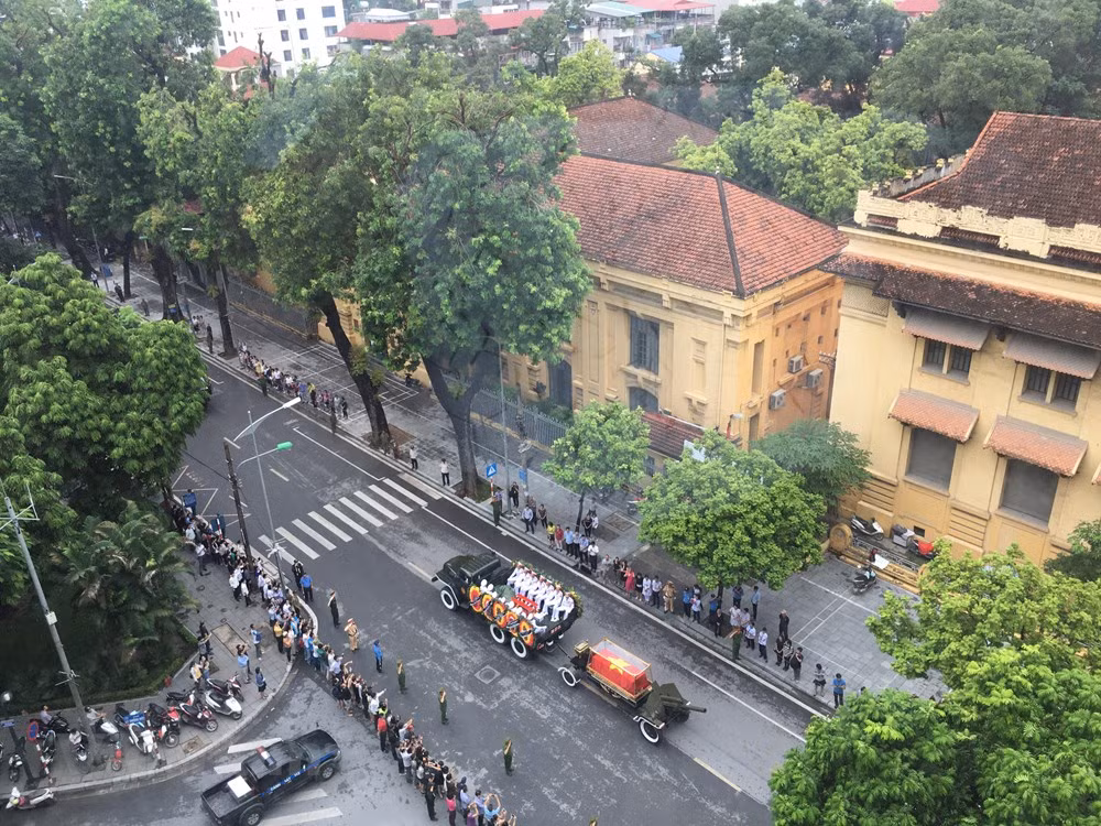 Đoàn xe chở linh cữu Chủ tịch nước Trần Đại Quang đi qua phố Lê Thánh Tông. (Nguồn: Vietnam+) Đoàn xe chở linh cữu Chủ tịch nước Trần Đại Quang đi qua phố Lê Thánh Tông. (Nguồn: Vietnam+)