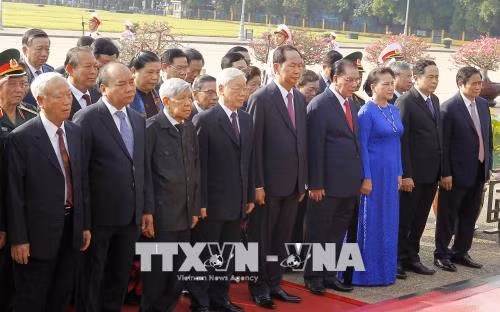 Đoàn đại biểu Ban Chấp hành Trung ương Đảng, Nhà nước, Quốc hội, Chính phủ và Ủy ban Trung ương Mặt trận Tổ quốc Việt Nam do Tổng Bí thư Nguyễn Phú Trọng dẫn đầu đặt vòng hoa và vào Lăng viếng Chủ tịch Hồ Chí Minh. Ảnh: Văn Điệp/TTXVN Đoàn đại biểu Ban Chấp hành Trung ương Đảng, Nhà nước, Quốc hội, Chính phủ và Ủy ban Trung ương Mặt trận Tổ quốc Việt Nam do Tổng Bí thư Nguyễn Phú Trọng dẫn đầu đặt vòng hoa và vào Lăng viếng Chủ tịch Hồ Chí Minh. Ảnh: Văn Điệp/TTXVN