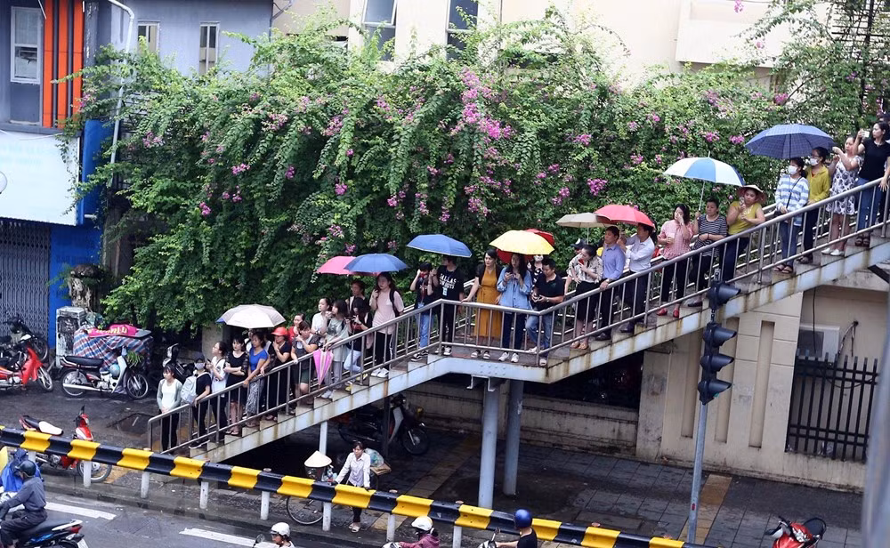 Nhân dân thủ đô đứng hai bên đường đưa tiễn Chủ tịch nước Trần Đại Quang. (Ảnh: Danh Lam/TTXVN) Nhân dân thủ đô đứng hai bên đường đưa tiễn Chủ tịch nước Trần Đại Quang. (Ảnh: Danh Lam/TTXVN)