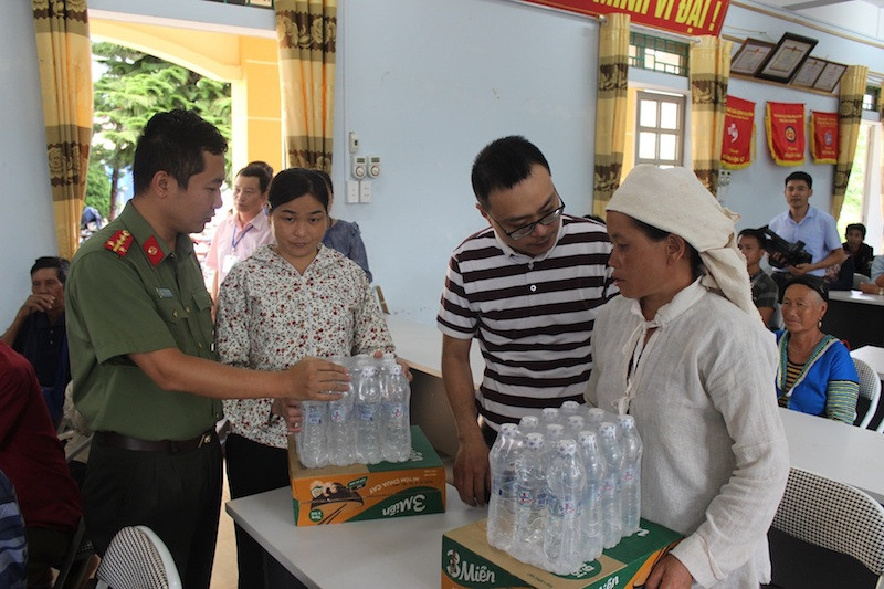 Tập đoàn Tân Hiệp Phát thăm hỏi, động viên bà con bị thiệt hại trong đợt mưa lũ