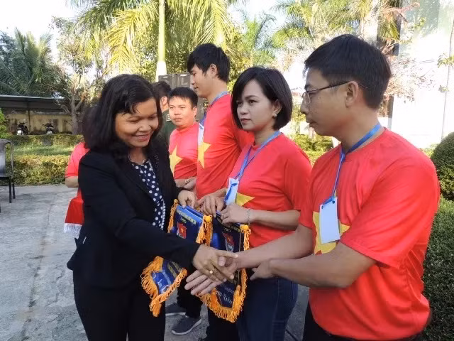 Trao cờ lưu niệm cho các đơn vị tham gia hành trình về nguồn. Trao cờ lưu niệm cho các đơn vị tham gia hành trình về nguồn.