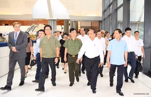 Thủ tướng đi thị sát và cho ý kiến chỉ đạo về công tác chuẩn bị hội nghị. Ảnh: VGP/Quang Hiếu Thủ tướng đi thị sát và cho ý kiến chỉ đạo về công tác chuẩn bị hội nghị. Ảnh: VGP/Quang Hiếu