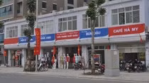 “Đồng phục biển hiệu” trên phố Lê Trọng Tấn (Ảnh chưa rõ tác giả)