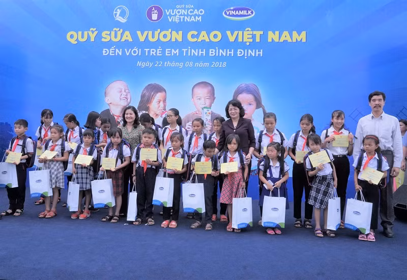 Bà Đặng Thị Ngọc Thịnh – Ủy viên Ban Chấp hành Trung ương Đảng, Phó Chủ tịch nước Cộng hòa Xã hội Chủ nghĩa Việt Nam; Bà Nguyễn Thị Hà - Thứ trưởng Bộ Lao động Thương binh Xã hội và ông Nguyễn Quốc Khánh – Giám đốc Điều hành Vinamilk trao quà cho các em học sinh tiêu biểu. Bà Đặng Thị Ngọc Thịnh – Ủy viên Ban Chấp hành Trung ương Đảng, Phó Chủ tịch nước Cộng hòa Xã hội Chủ nghĩa Việt Nam; Bà Nguyễn Thị Hà - Thứ trưởng Bộ Lao động Thương binh Xã hội và ông Nguyễn Quốc Khánh – Giám đốc Điều hành Vinamilk trao quà cho các em học sinh tiêu biểu.