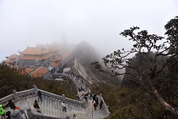Lên chốn non cao, chiêm bái những kiệt tác kiến trúc tâm linh, giữa gió núi mây ngàn, dự Hội xuân Mở cổng trời Fansipan, mùa này, có thêm một lý do để tìm về miền Tây Bắc.