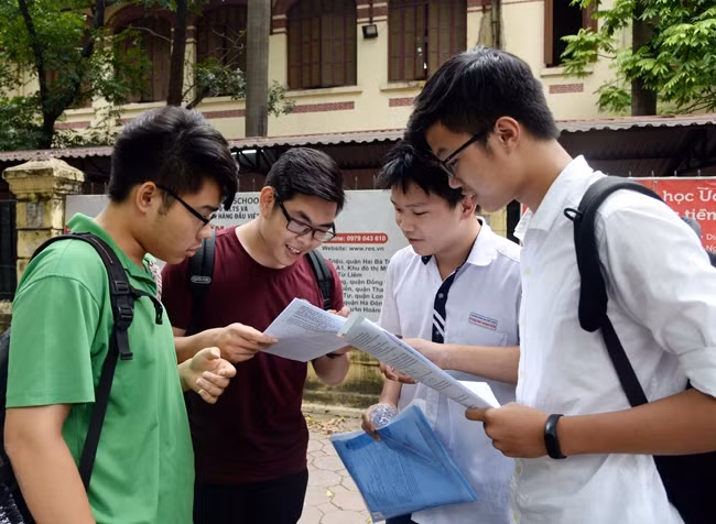 Thí sinh trao đổi về bài thi. Ảnh minh hoạ: Báo Nhân Dân