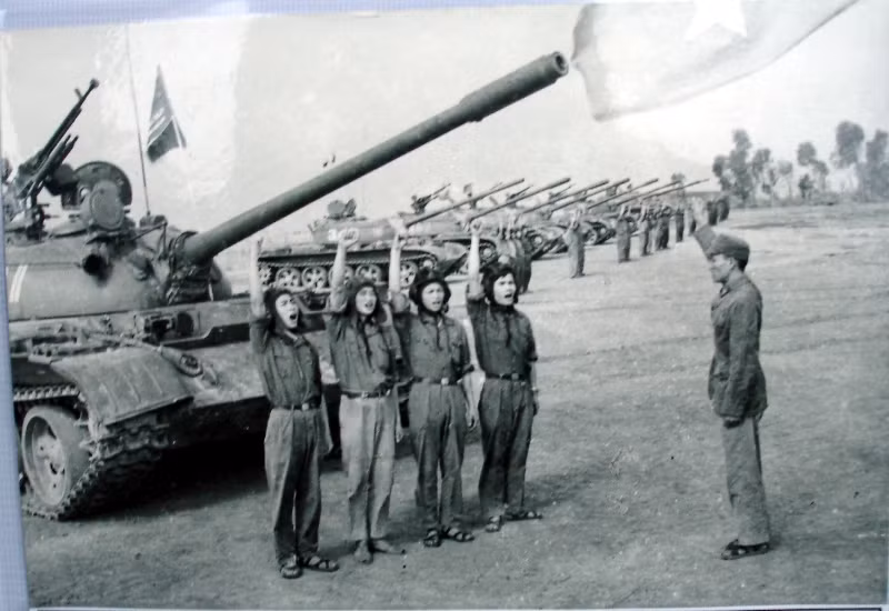 Bộ đội Tăng thiết giáp quyết tâm lên đường vào Nam chiến đấu vì đồng bào Miền Nam ruột thịt. (Ảnh tư liệu/ cpv.org.vn) Bộ đội Tăng thiết giáp quyết tâm lên đường vào Nam chiến đấu vì đồng bào Miền Nam ruột thịt. (Ảnh tư liệu/ cpv.org.vn)