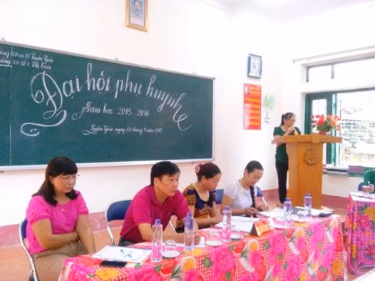 Cần sử dụng cụm từ "Ban đại diện cha, mẹ học sinh" thay thế "Hội phụ huynh". Ảnh minh hoạ: http://thso1thitran.tuangiao.edu.vn Cần sử dụng cụm từ "Ban đại diện cha, mẹ học sinh" thay thế "Hội phụ huynh". Ảnh minh hoạ: http://thso1thitran.tuangiao.edu.vn