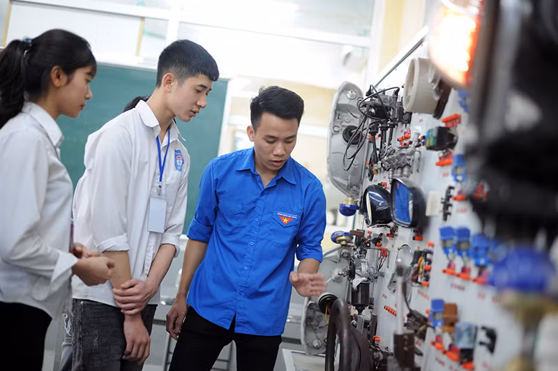 Học sinh trải nghiệm tại khoa Điện.