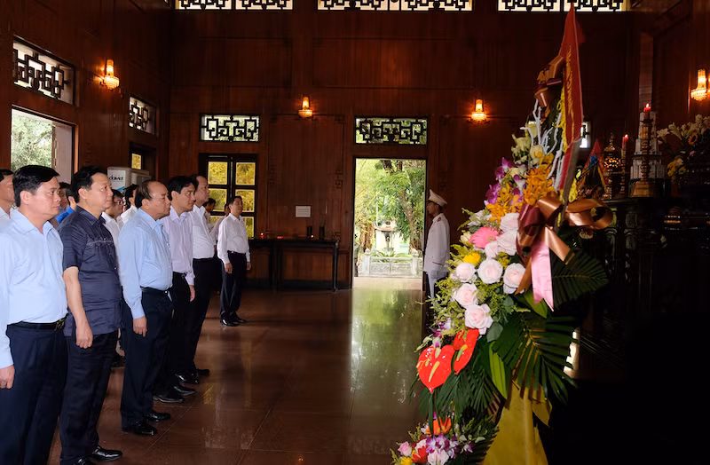 Sáng 20/7, Thủ tướng Chính phủ Nguyễn Xuân Phúc cùng đoàn công tác của Chính phủ và tỉnh Nghệ An đã đến thăm Khu di tích Kim Liên và Truông Bồn, dâng hoa, dâng hương tưởng niệm Chủ tịch Hồ Chí Minh và các anh hùng liệt sĩ. Ảnh: VGP