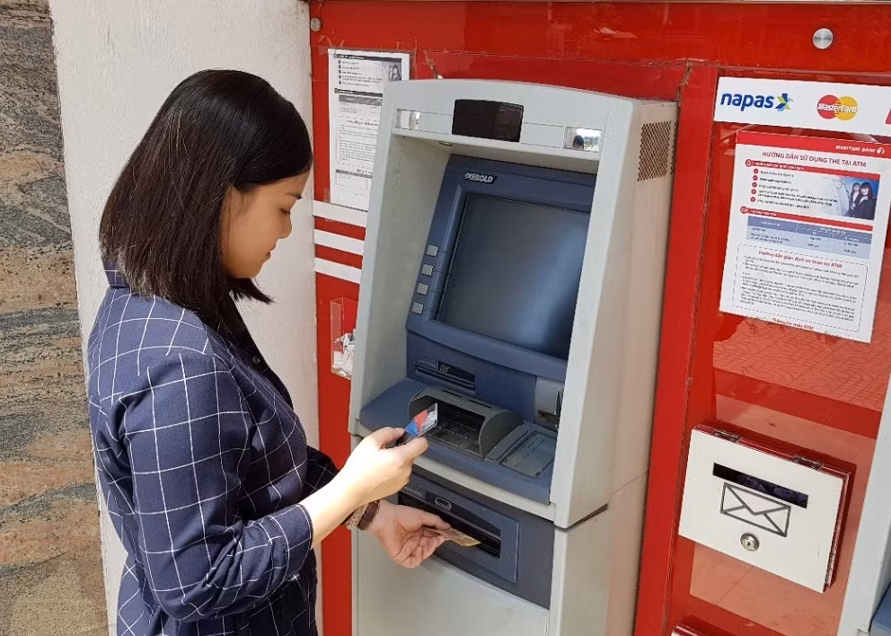 Việc lựa chọn dùng gói sản phẩm ngân hàng thay cho từng sản phẩm riêng lẻ sẽ giúp khách hàng tiết kiệm được nhiều khoản phí, trong đó có phí giao dịch tại ATM. Việc lựa chọn dùng gói sản phẩm ngân hàng thay cho từng sản phẩm riêng lẻ sẽ giúp khách hàng tiết kiệm được nhiều khoản phí, trong đó có phí giao dịch tại ATM.