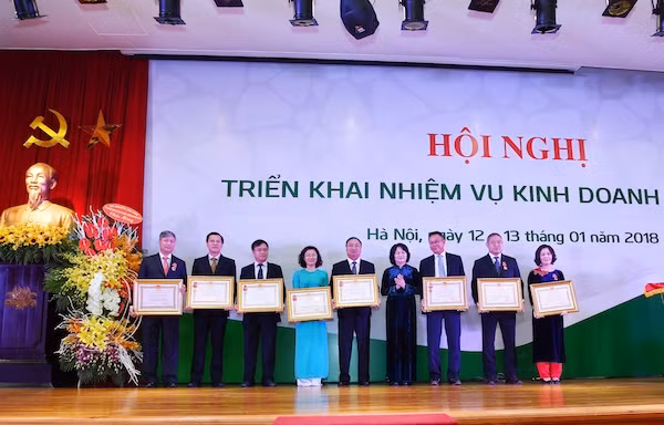 Bà Đặng Thị Ngọc Thịnh - Ủy viên Ban chấp hành Trung ương Đảng, Phó Chủ tịch nước (thứ 4 từ phải sang) trao Huân chương Lao động hạng Nhất cho tập thể Vietcombank Bình Dương; Huân chương Lao động hạng Nhì (04 tập thể: Trung tâm thẻ, Vietcombank Quảng Ninh, Vietcombank Vĩnh Phúc, Vietcombank Quảng Nam) và 03 cá nhân: Ông Nguyễn Danh Lương - nguyên Phó tổng giám đốc; Bà Nguyễn Thị Thanh Hằng - Phó giám đốc Vietcombank Hoàng Mai; ông Trần Thùy Dương - Giám đốc Vietcombank Thái Nguyên