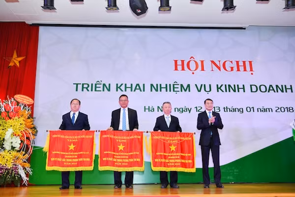 Ông Lê Minh Hưng - Ủy viên Ban chấp hành Trung ương Đảng, Bí thư Ban Cán sự Đảng, Thống đốc Ngân hàng Nhà nước Việt Nam (bên phải) thừa ủy quyền của Thủ tướng Chính phủ trao Cờ thi đua cho 03 tập thể thuộc hệ thống Vietcombank (gồm Vietcombank Sài Gòn; Vietcombank Quảng Nam, Vietcombank Tây Hồ)