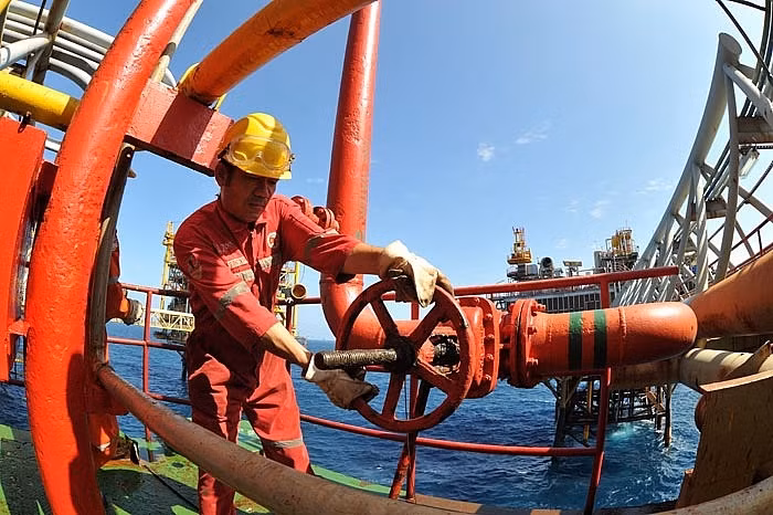 Công nhân khai thác dầu khí của Vietsovpetro làm việc trên giàn khoan.