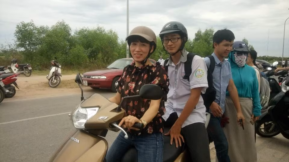 Ngay sau hoàn thành bài thi chiều nay, Tuấn Thủy đã được mẹ dùng xe máy chở quay trở lại bệnh viện để sẵn sàng cho ca mổ.