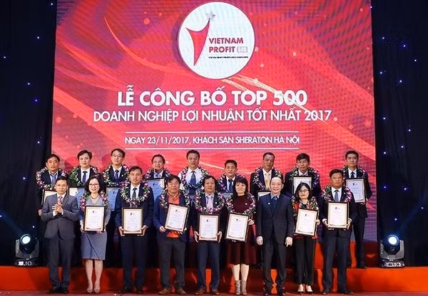 Lễ công bố Bảng xếp hạng VNR500 - Top 500 doanh nghiệp lớn nhất Việt Nam năm 2017. Lễ công bố Bảng xếp hạng VNR500 - Top 500 doanh nghiệp lớn nhất Việt Nam năm 2017.