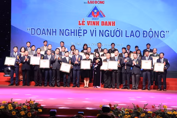 PVFCCo_PVCFC_PVPower_PVP NT2 la 4 đơn vị của PVN được vinh danh Doanh nghiệp vì Người lao động 2017.