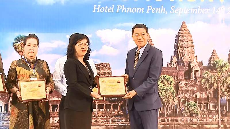 Đại diện Công ty FrieslandCampina Việt Nam (Trái) nhận giải thưởng từ Ban tổ chức Đại diện Công ty FrieslandCampina Việt Nam (Trái) nhận giải thưởng từ Ban tổ chức
