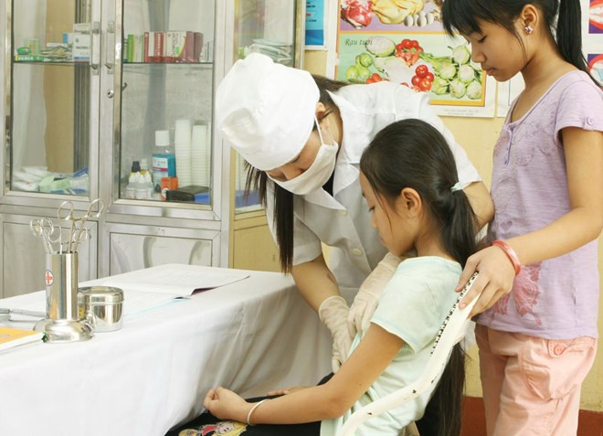 Mô hình y tế trường học góp phần tích cực trong việc chăm sóc sức khỏe ban đầu cho các học sinh tham gia Bảo hiểm y tế. (Ảnh: Dương Ngọc/TTXVN) Mô hình y tế trường học góp phần tích cực trong việc chăm sóc sức khỏe ban đầu cho các học sinh tham gia Bảo hiểm y tế. (Ảnh: Dương Ngọc/TTXVN)