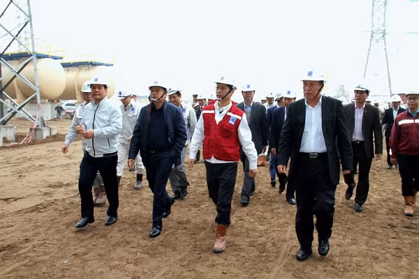 Đoàn công tác đi kiểm tra công trường. ảnh: pvn.