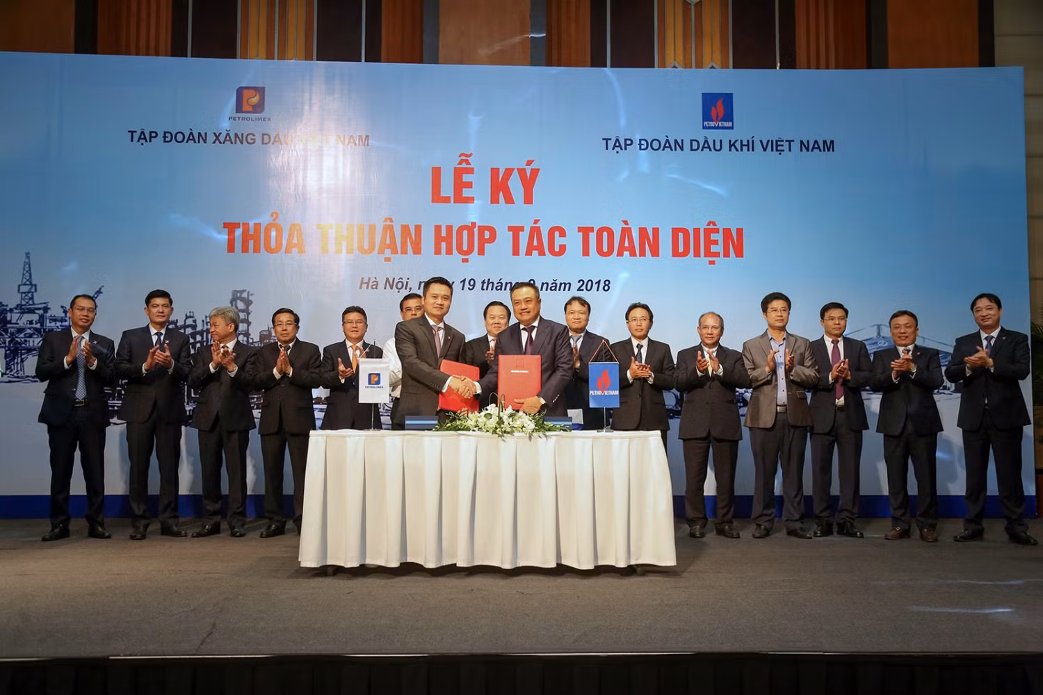Chủ tịch Hội đồng thành viên PVN - ông Trần Sỹ Thanh và Chủ tịch Hội đồng quản trị Petrolimex - ông Phạm Văn Thanh ký thoả thuận hợp tác toàn diện giữa 2 Tập đoàn.
